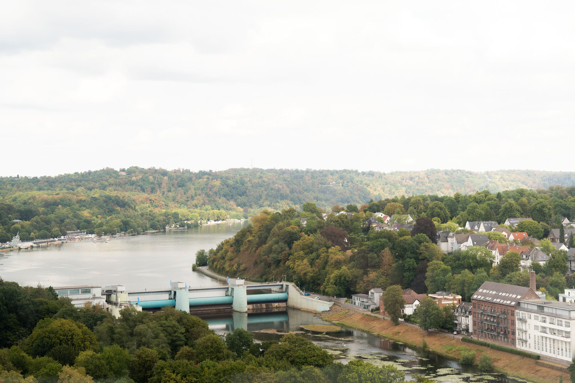 Der Baldeneysee mit der Staustufe, gesehen von der Villa Vue