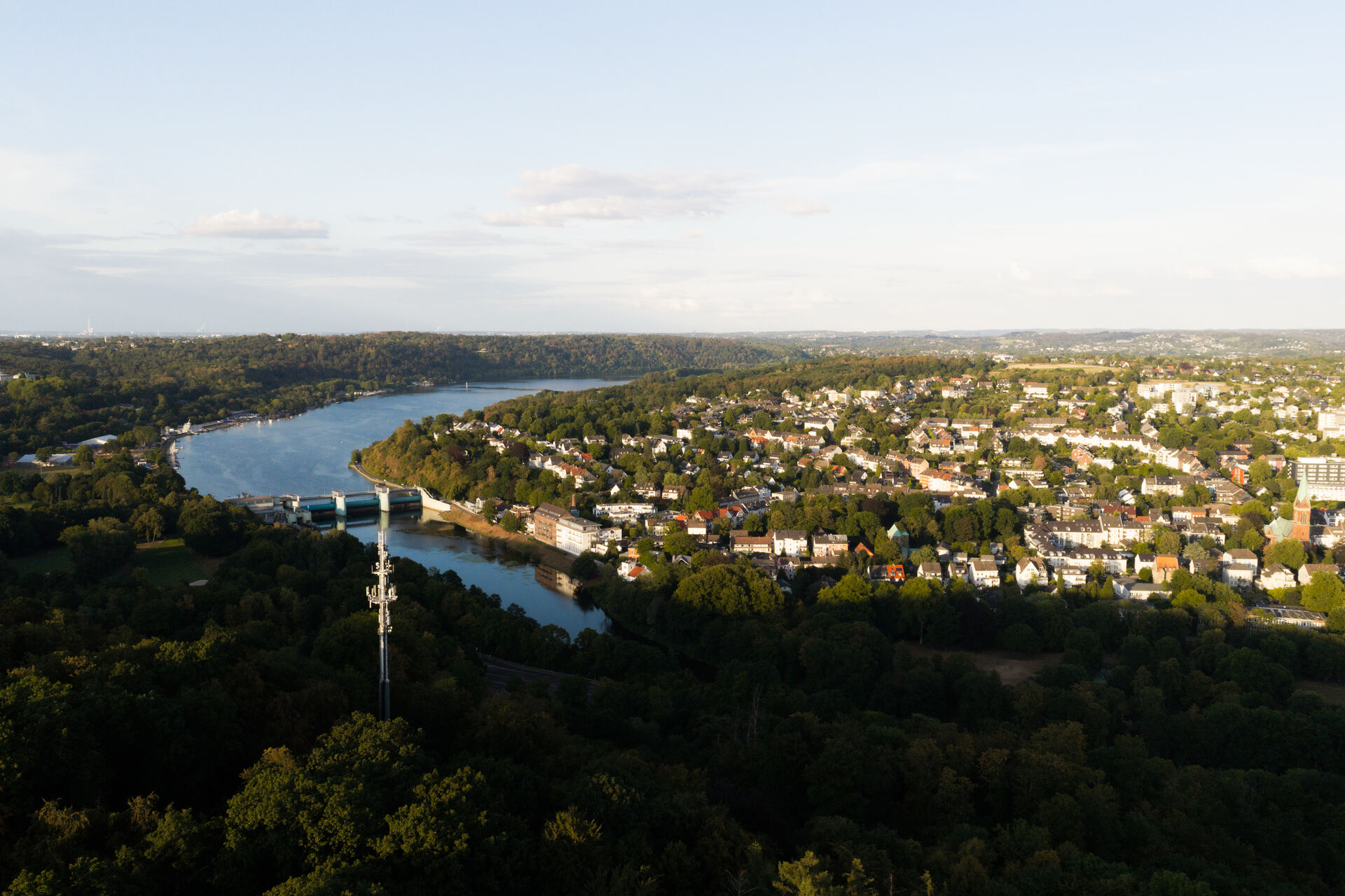 Der Baldeneysee und Essen-Werden von oben, die Villa Vue liegt auf der bewaldeten Anhöhe