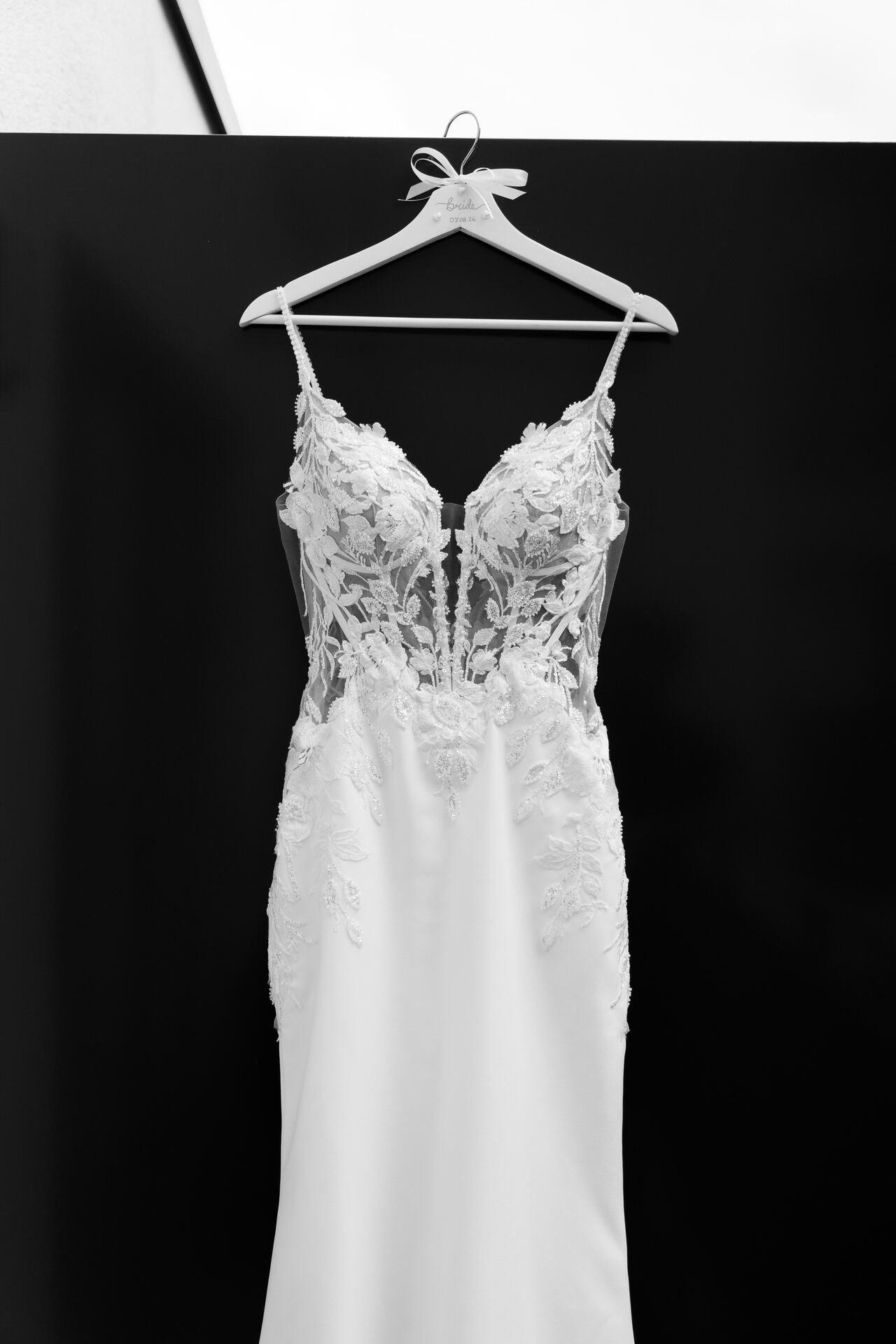 Das Brautkleid am Bügel im Getting-Ready-Raum