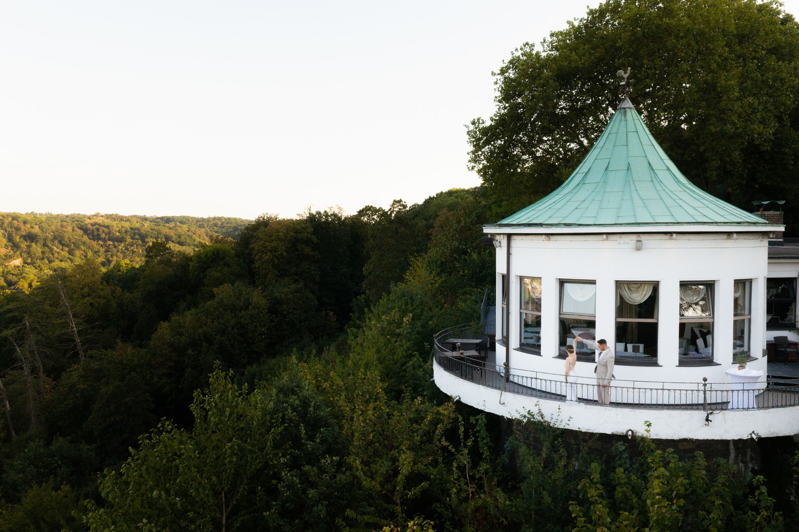 Die Villa Vue von oben, das Paar klein auf dem runden Balkon