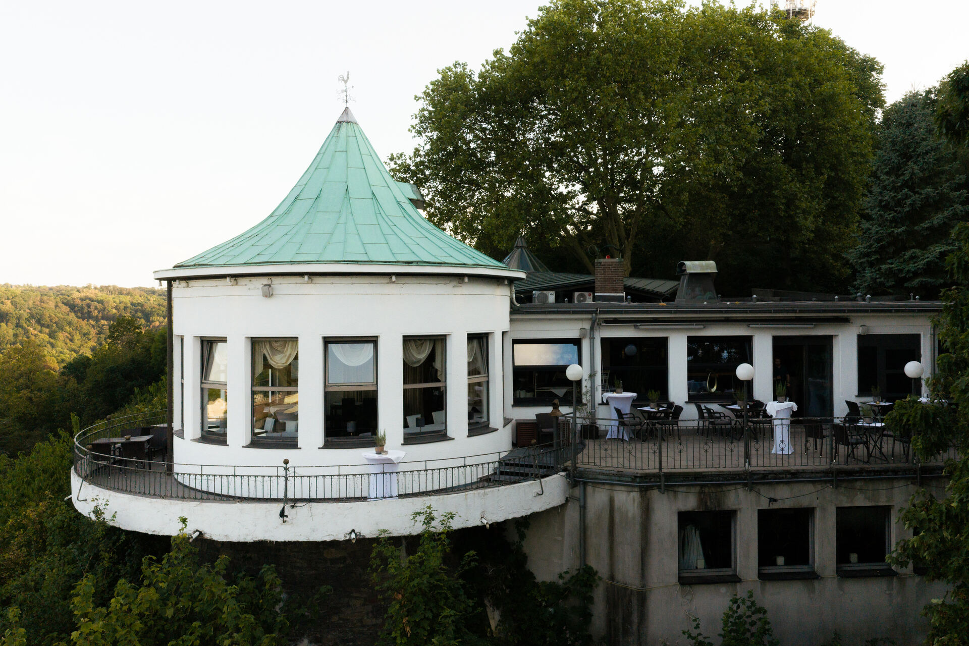 Die Villa Vue von außen: runder Anbau mit Kupferdach, davor die Terrasse