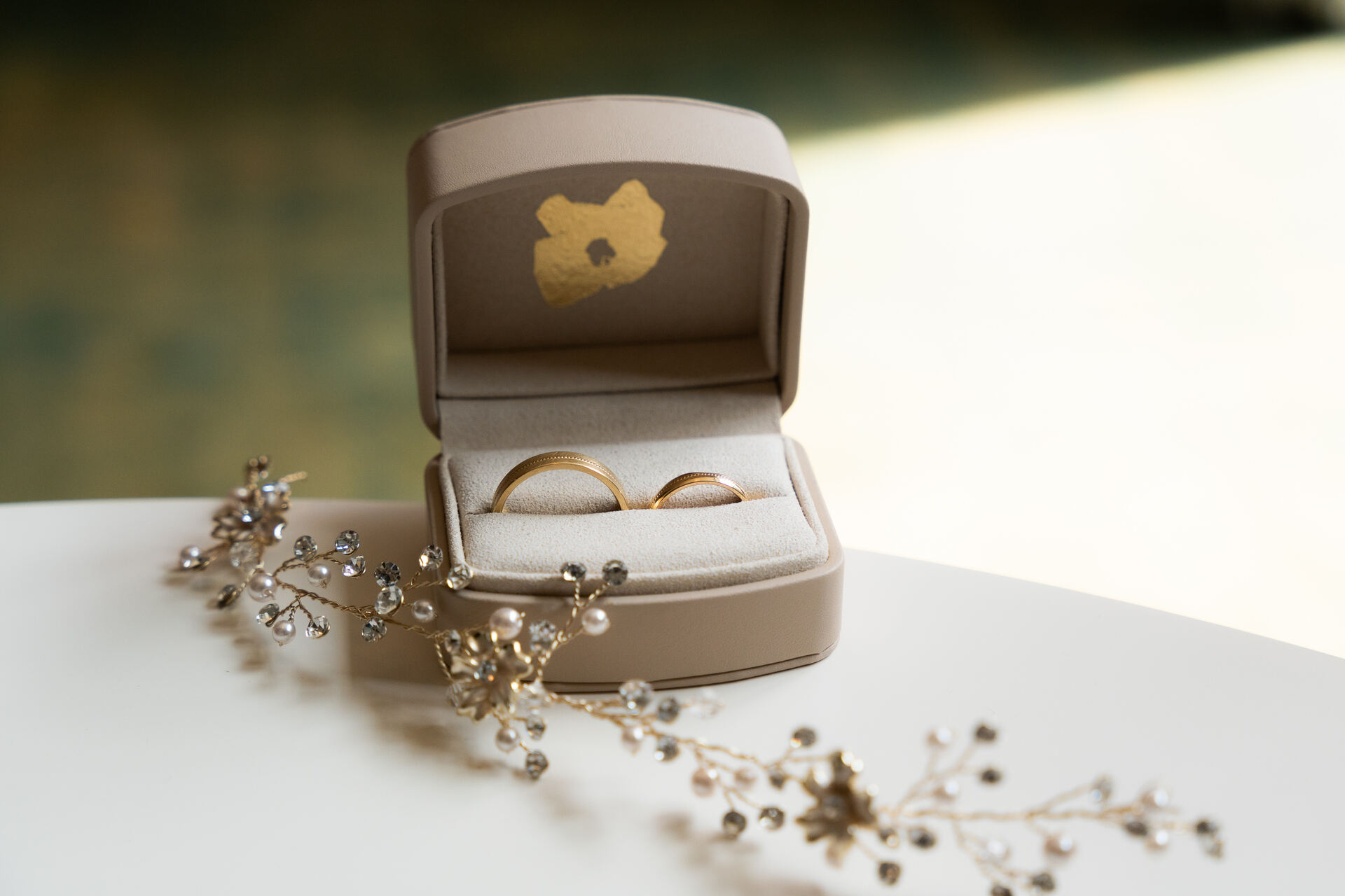 Die Ringe in der Box mit dem Haarschmuck der Braut