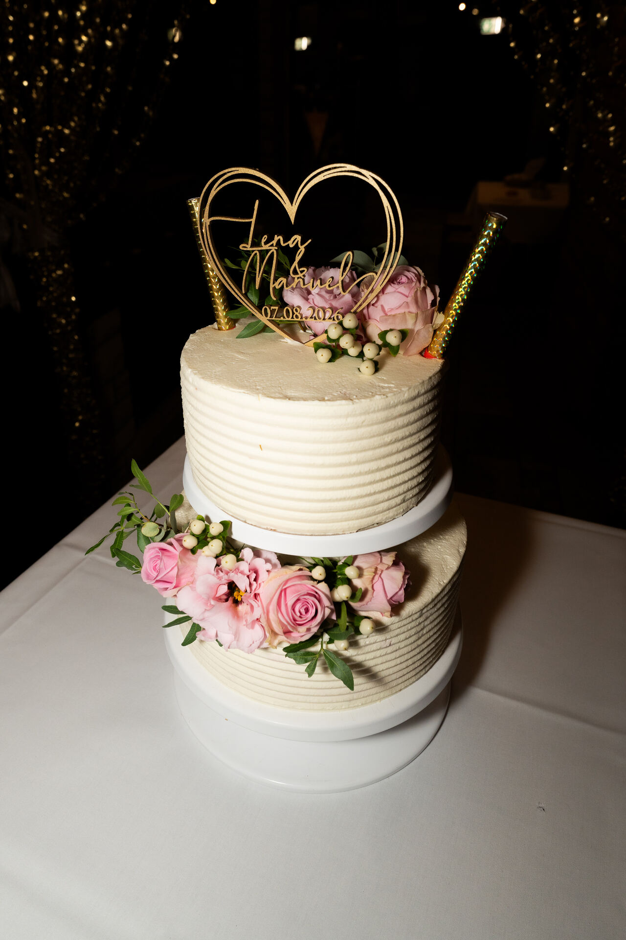 Die Hochzeitstorte mit Blumen im Saal