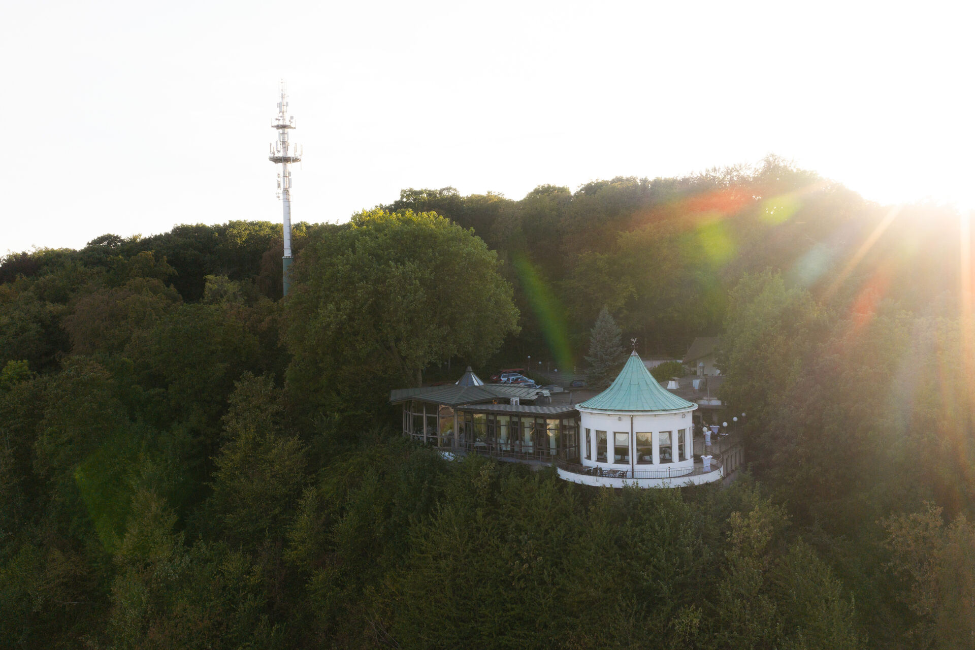 Die Villa Vue im Wald über dem See, von oben