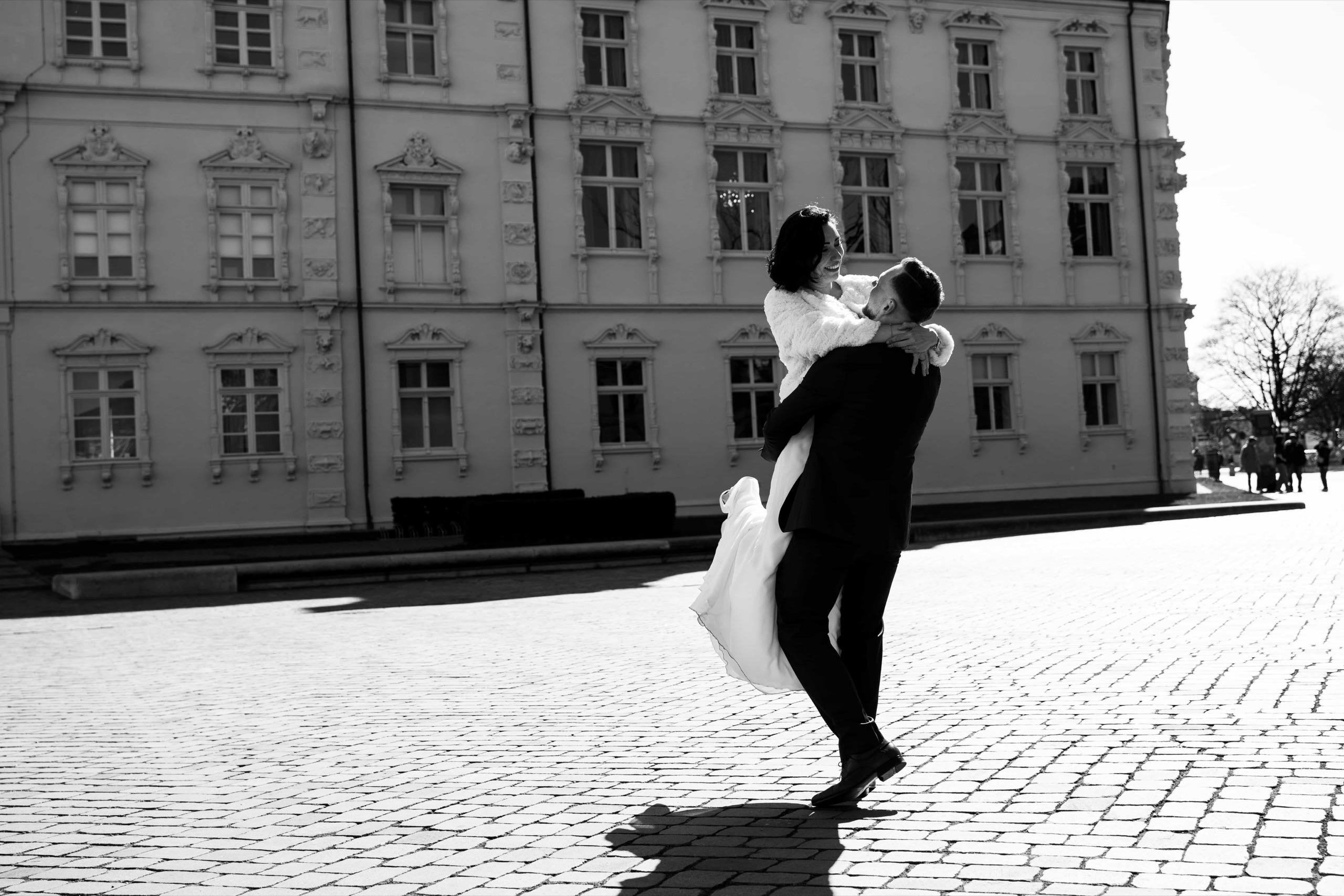 Natürliche Hochzeitsfotografie – Brautpaar im Tageslicht